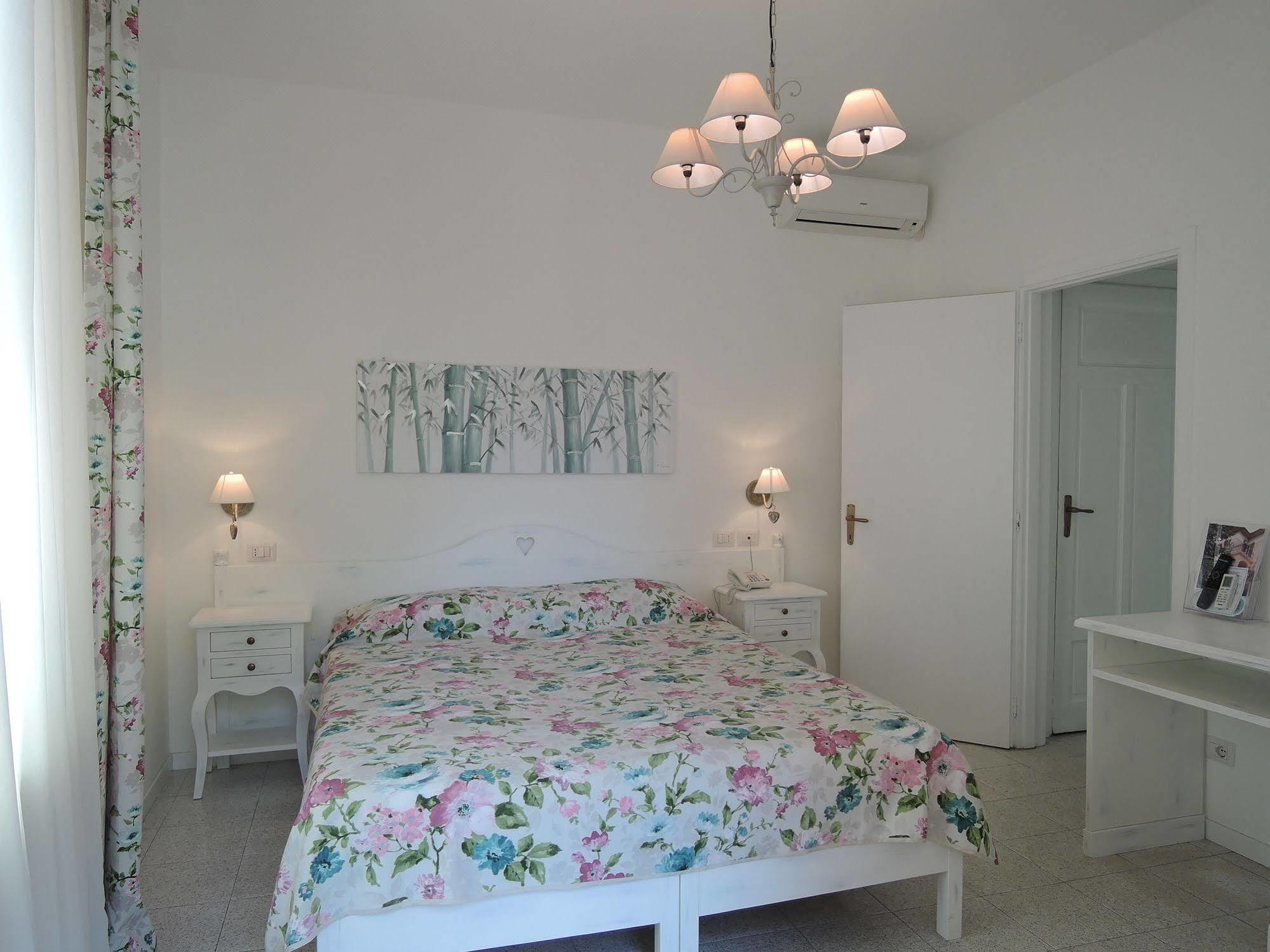 בורדיגרה Hotel La Scogliera מראה חיצוני תמונה
